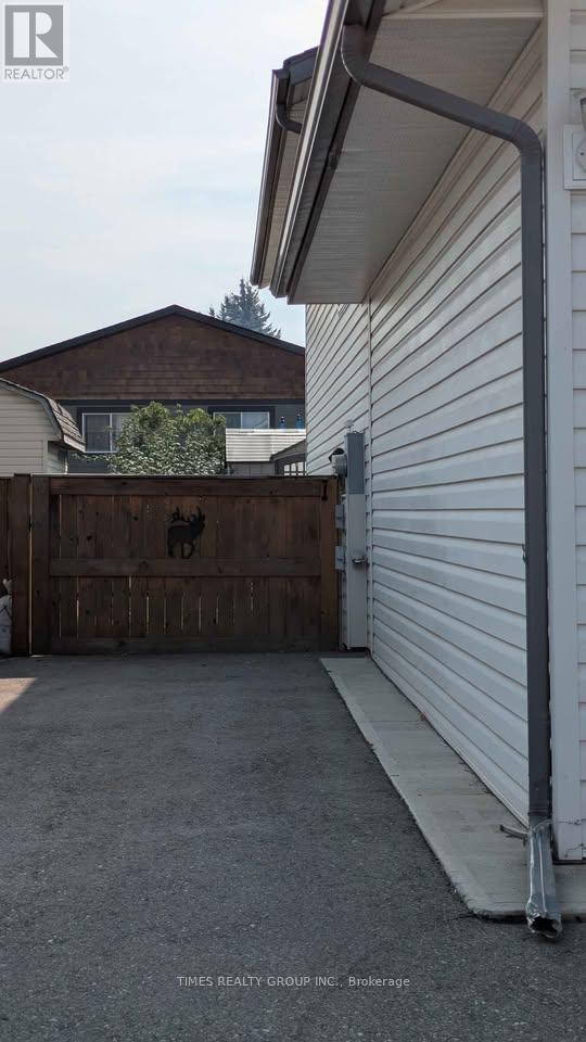 2311 Mt Baker Crescent, Cranbrook, British Columbia  V1C 6M1 - Photo 3 - X12490178