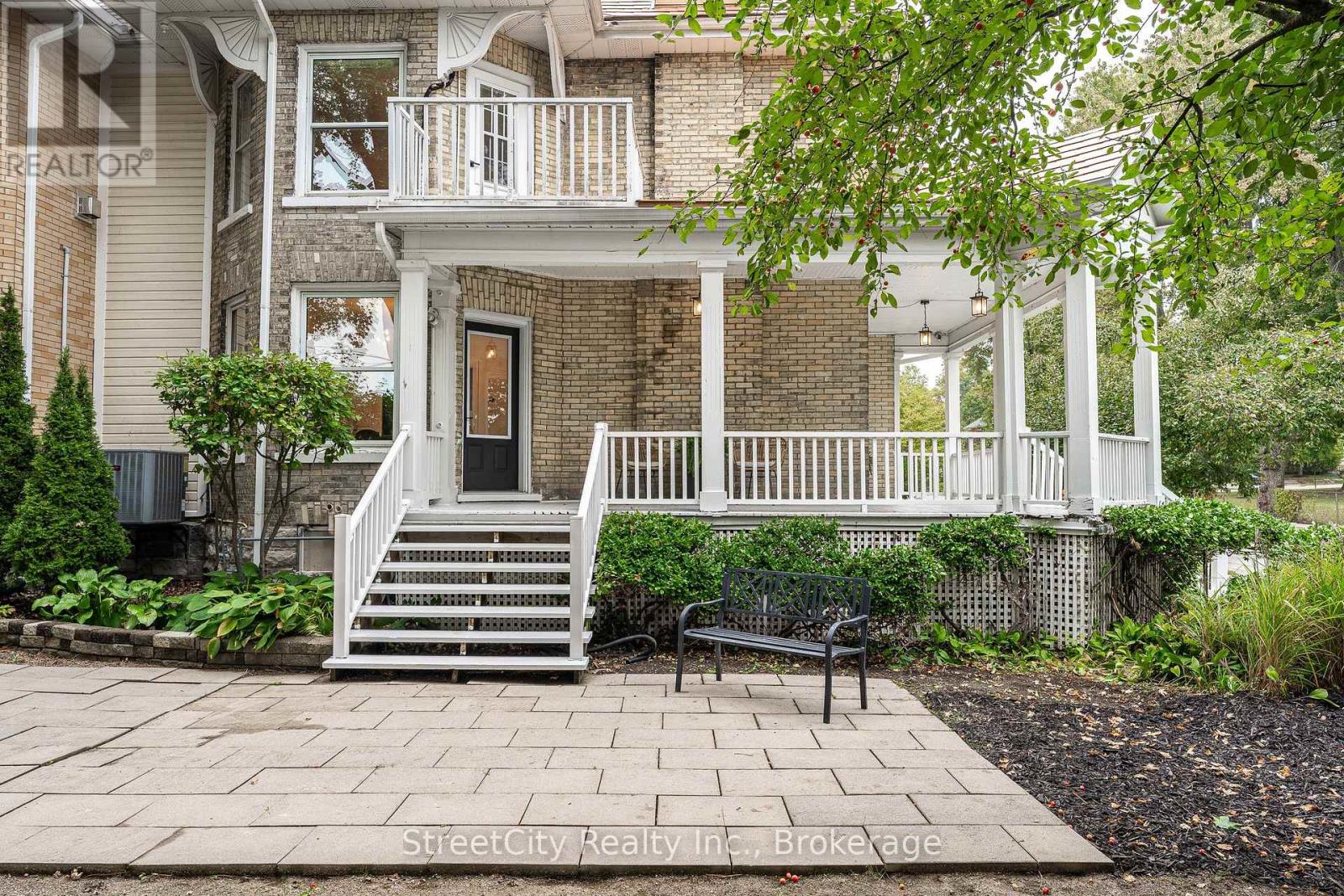 18 Waterloo Street N, Stratford, Ontario  N5A 5H5 - Photo 2 - X12490322