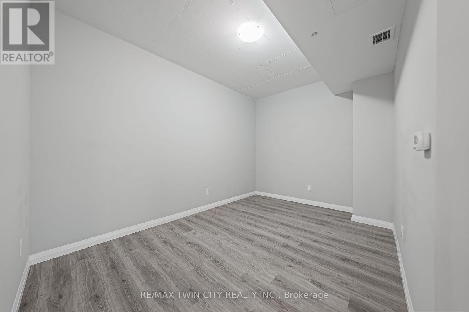 2407 - 60 Charles Street W, Kitchener, Ontario  N2G 0C9 - Photo 12 - X12380845