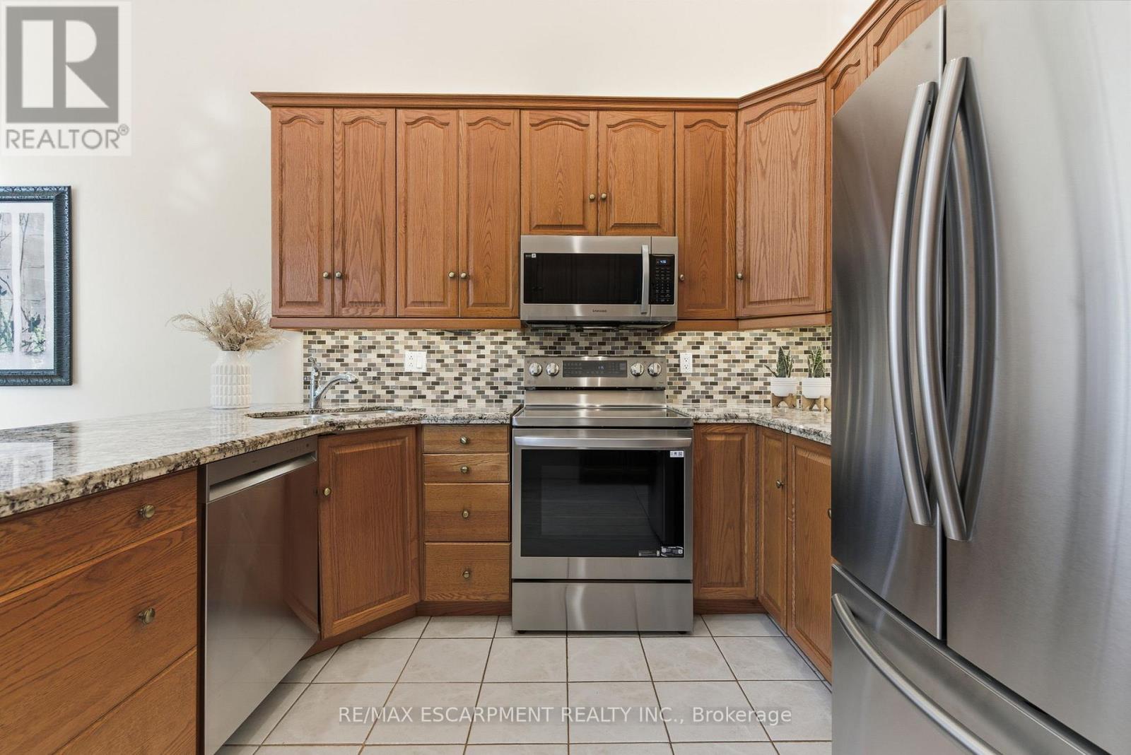 320 Fiddler's Green Road, Hamilton, Ontario  L9G 1X1 - Photo 17 - X12443373