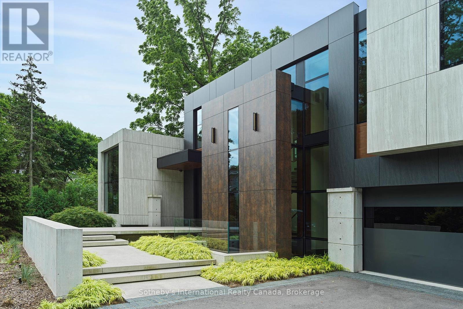 116 Chartwell Road, Oakville (Oo Old Oakville), Ontario  L6J 3Z6 - Photo 2 - W12490592