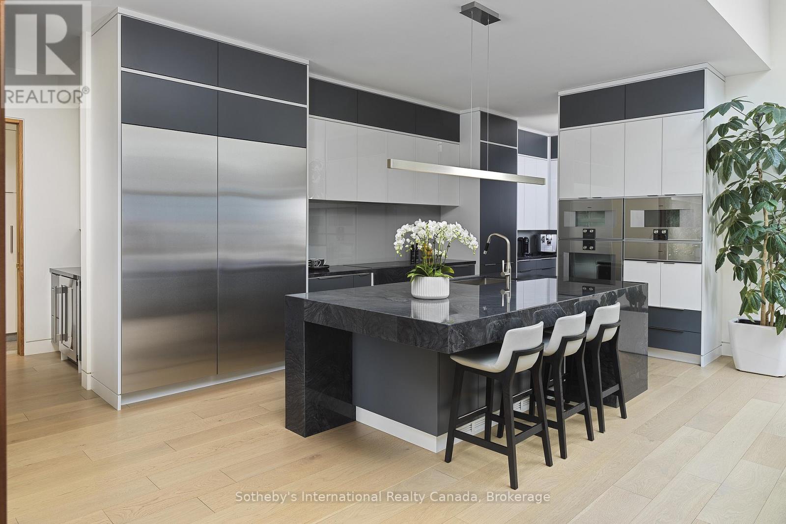 116 Chartwell Road, Oakville (Oo Old Oakville), Ontario  L6J 3Z6 - Photo 9 - W12490592