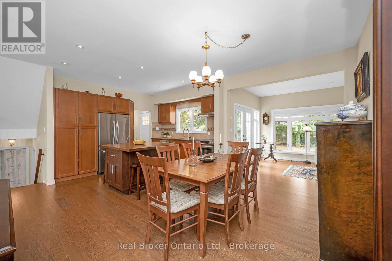 285 Surrey Drive, Oakville, Ontario  L6L 3T6 - Photo 9 - W12490602