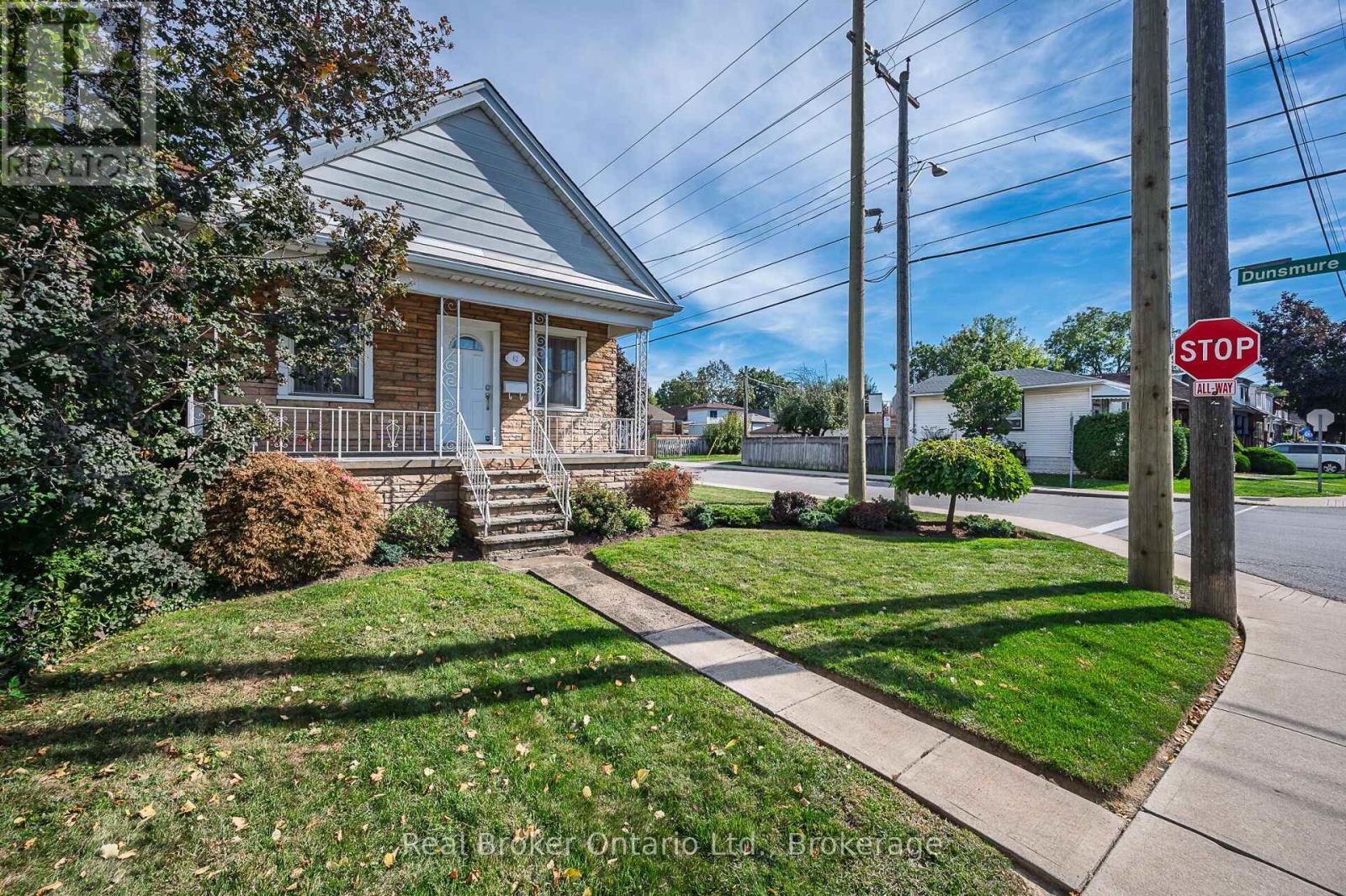 62 Wexford Avenue N, Hamilton (Crown Point), Ontario  L8H 4M4 - Photo 3 - X12490800