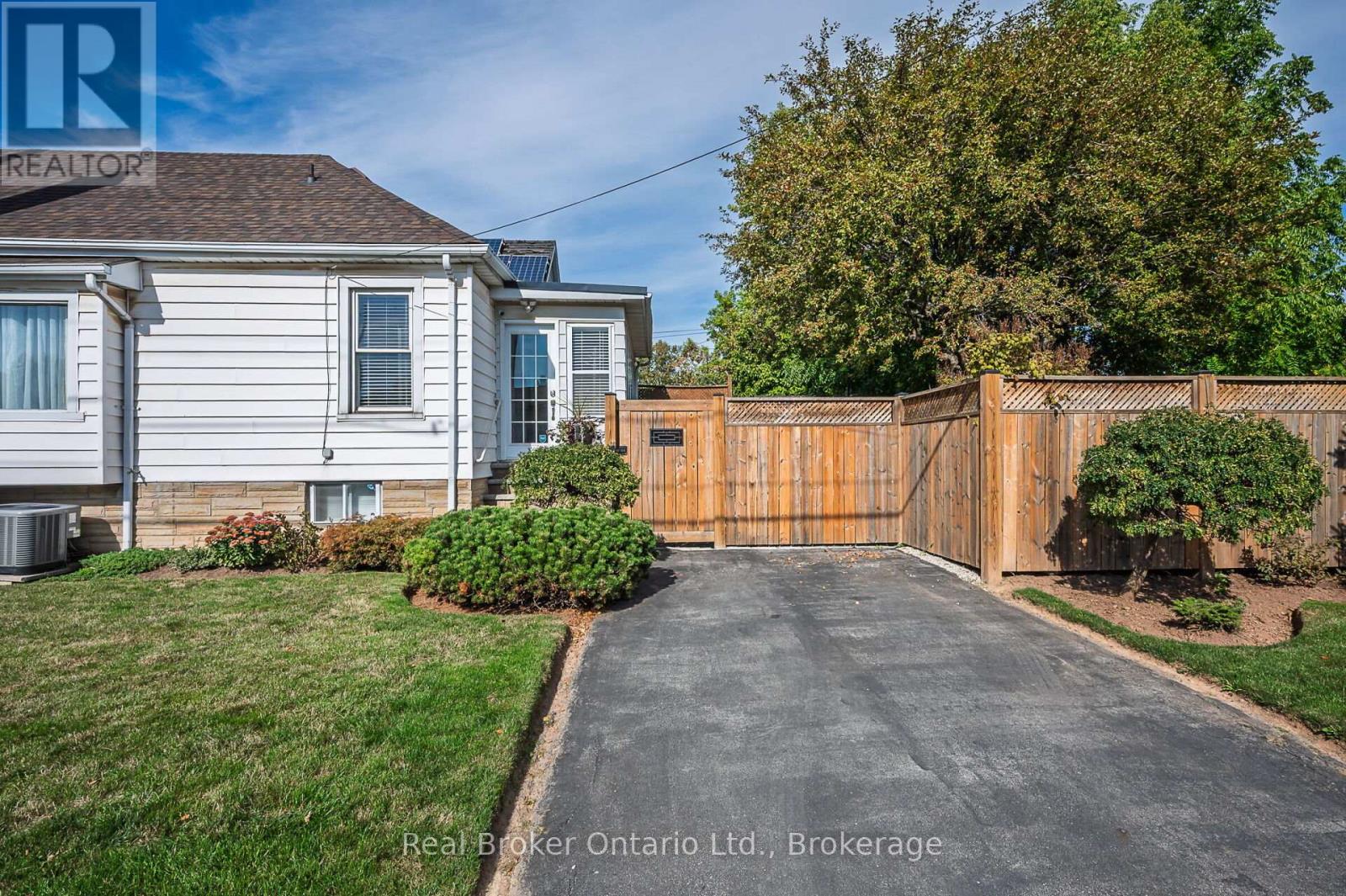 62 Wexford Avenue N, Hamilton (Crown Point), Ontario  L8H 4M4 - Photo 5 - X12490800