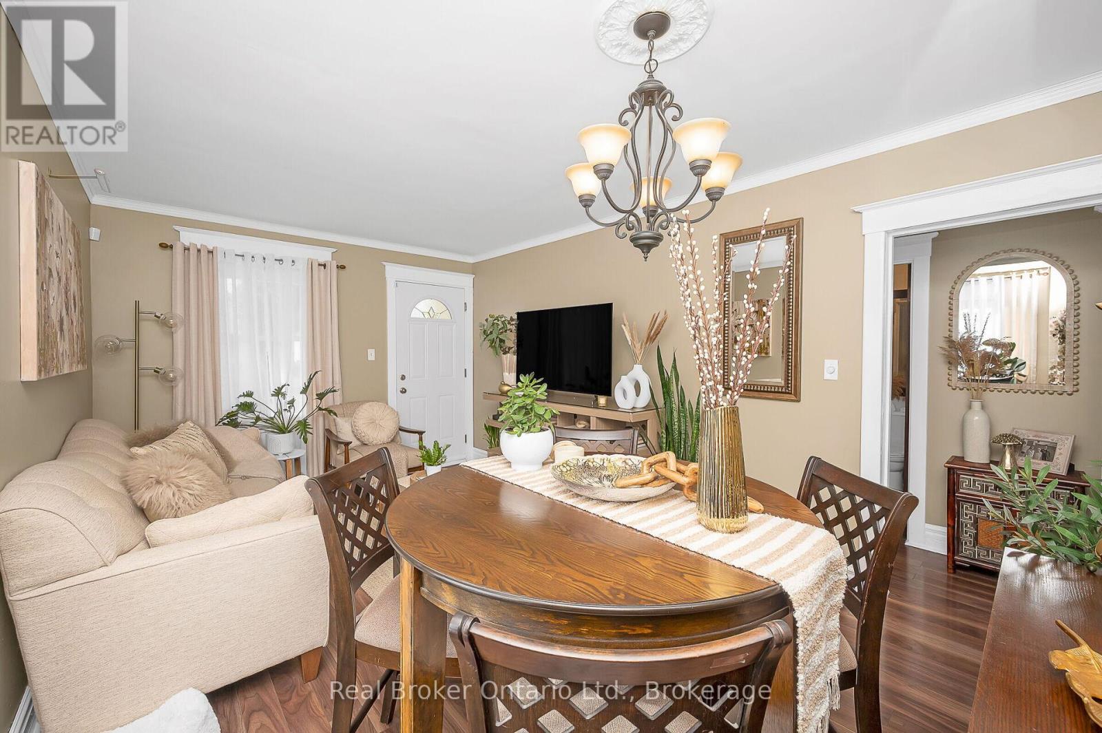 62 Wexford Avenue N, Hamilton (Crown Point), Ontario  L8H 4M4 - Photo 9 - X12490800