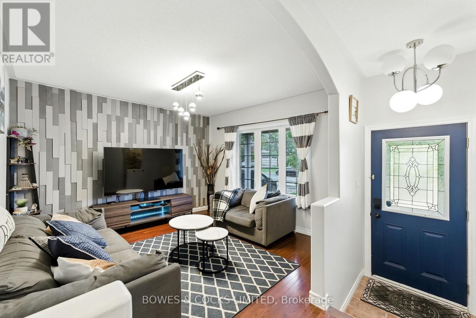 210 Farrier Crescent, Peterborough, Ontario K9L 0A6 - Photo 3 - X12489970