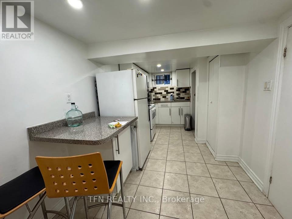 Lower - 926 Avenue Road, Toronto, Ontario  M5P 2K6 - Photo 5 - C12490298