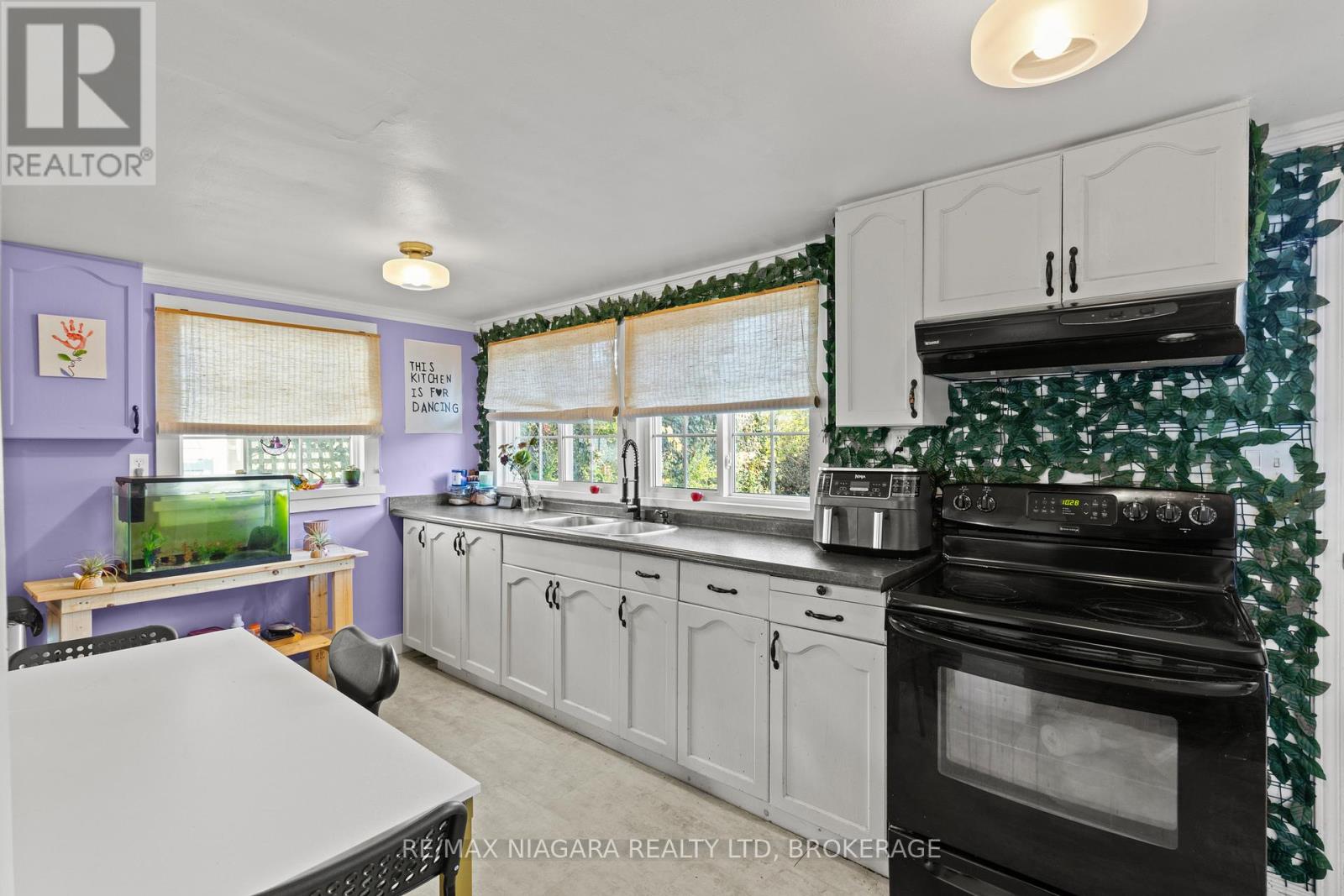 118 Lincoln Road E, Fort Erie (Crystal Beach), Ontario  L0S 1B0 - Photo 12 - X12490696