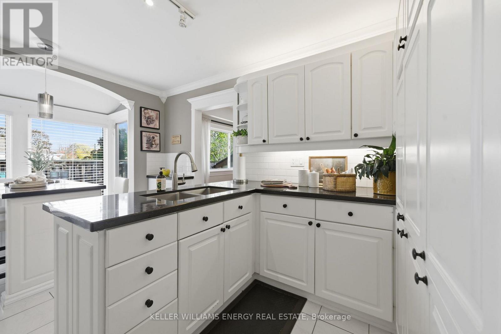 781 Fernhill Boulevard, Oshawa, Ontario  L1J 5K5 - Photo 3 - E12490612