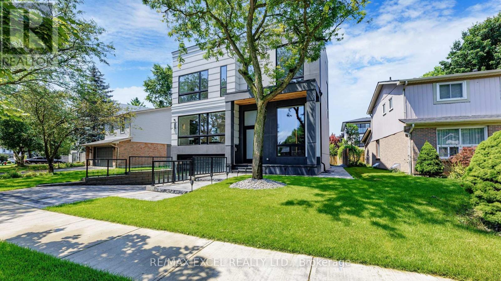 22 Sanderson Crescent, Richmond Hill, Ontario  L4C 5L4 - Photo 2 - N12490324