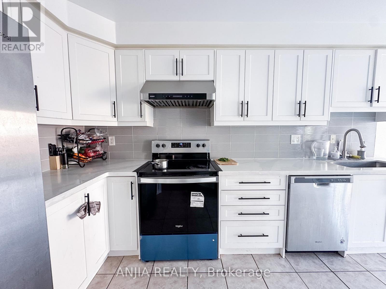 40 Cathmar Drive, Markham, Ontario  L6E 2H2 - Photo 25 - N12490334