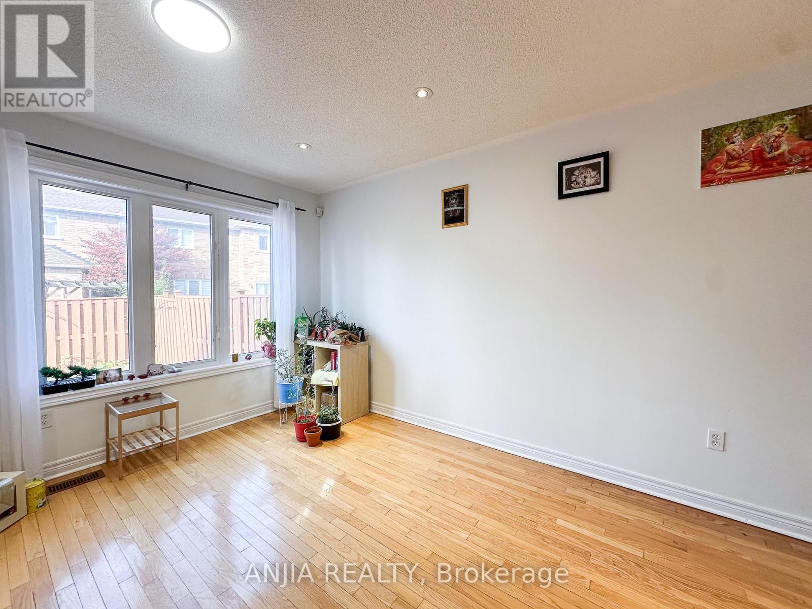 40 Cathmar Drive, Markham, Ontario  L6E 2H2 - Photo 5 - N12490334