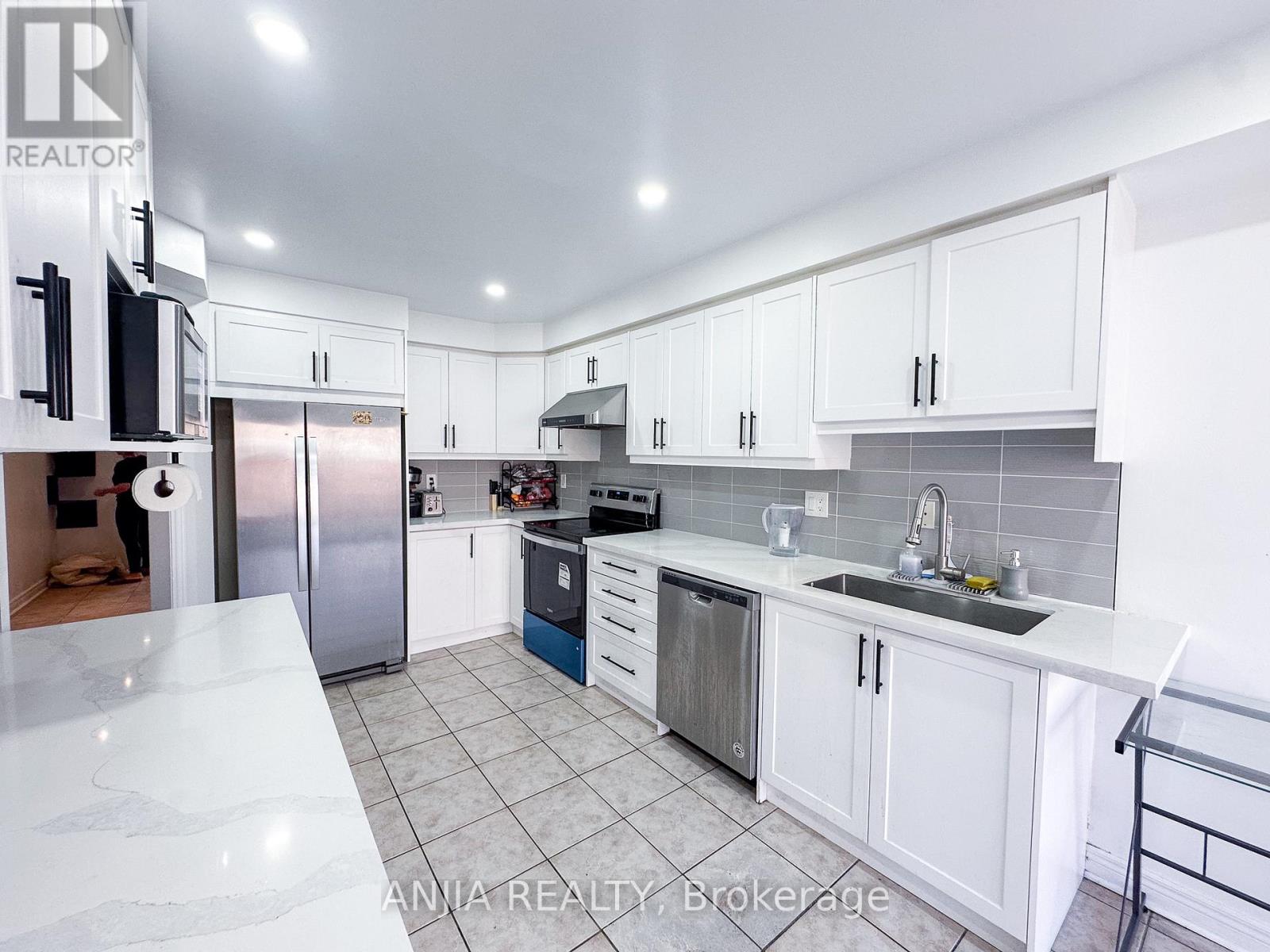 40 Cathmar Drive, Markham, Ontario  L6E 2H2 - Photo 8 - N12490334