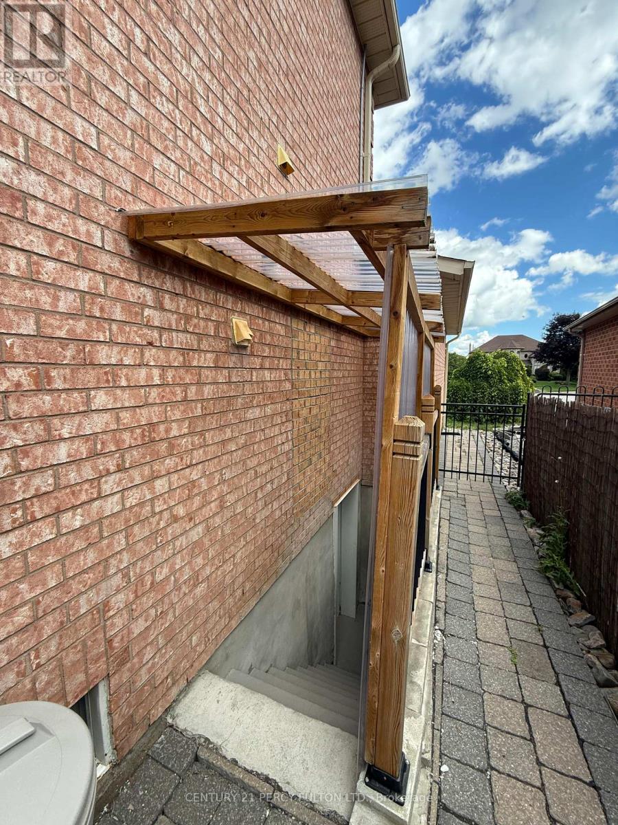 932 Schaeffer Outlook, Newmarket, Ontario  L3X 1V9 - Photo 10 - N12365661