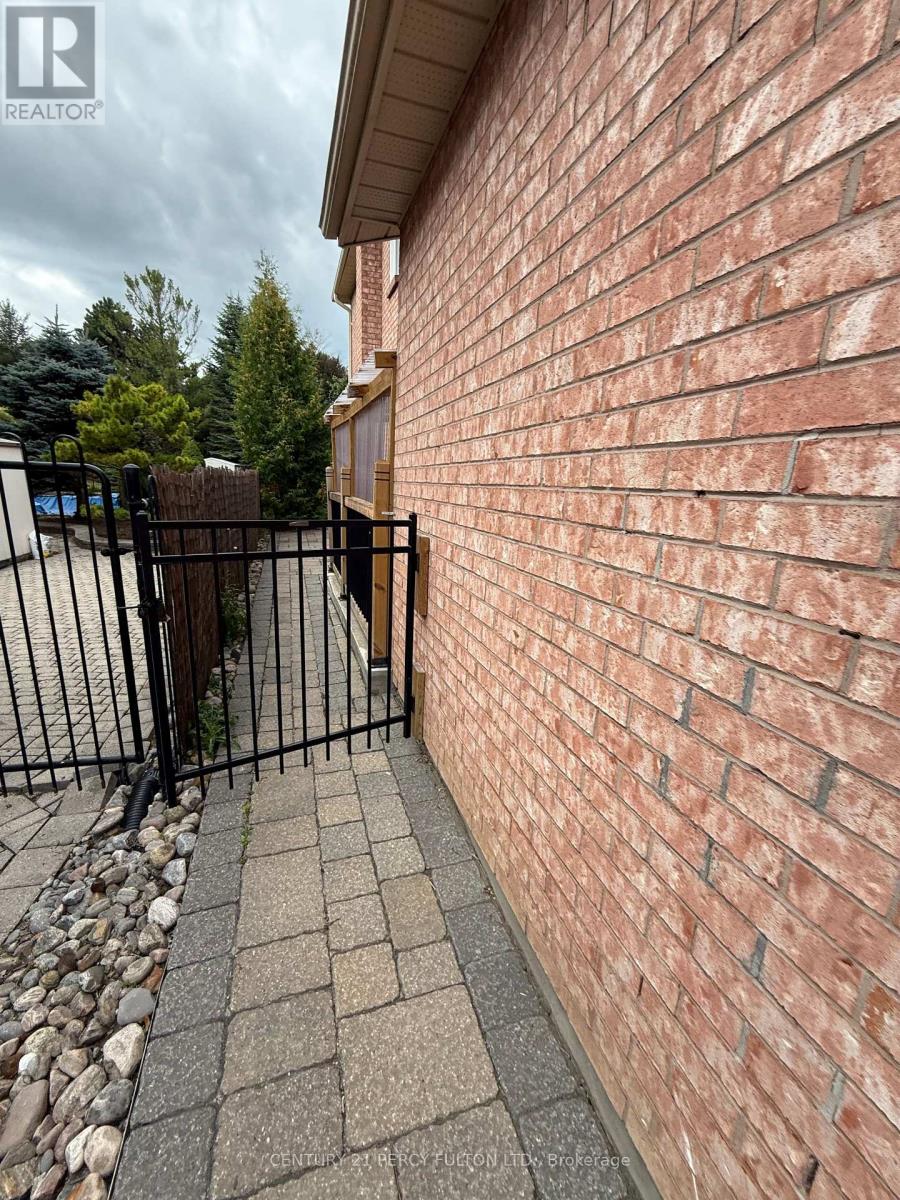 932 Schaeffer Outlook, Newmarket, Ontario  L3X 1V9 - Photo 11 - N12365661