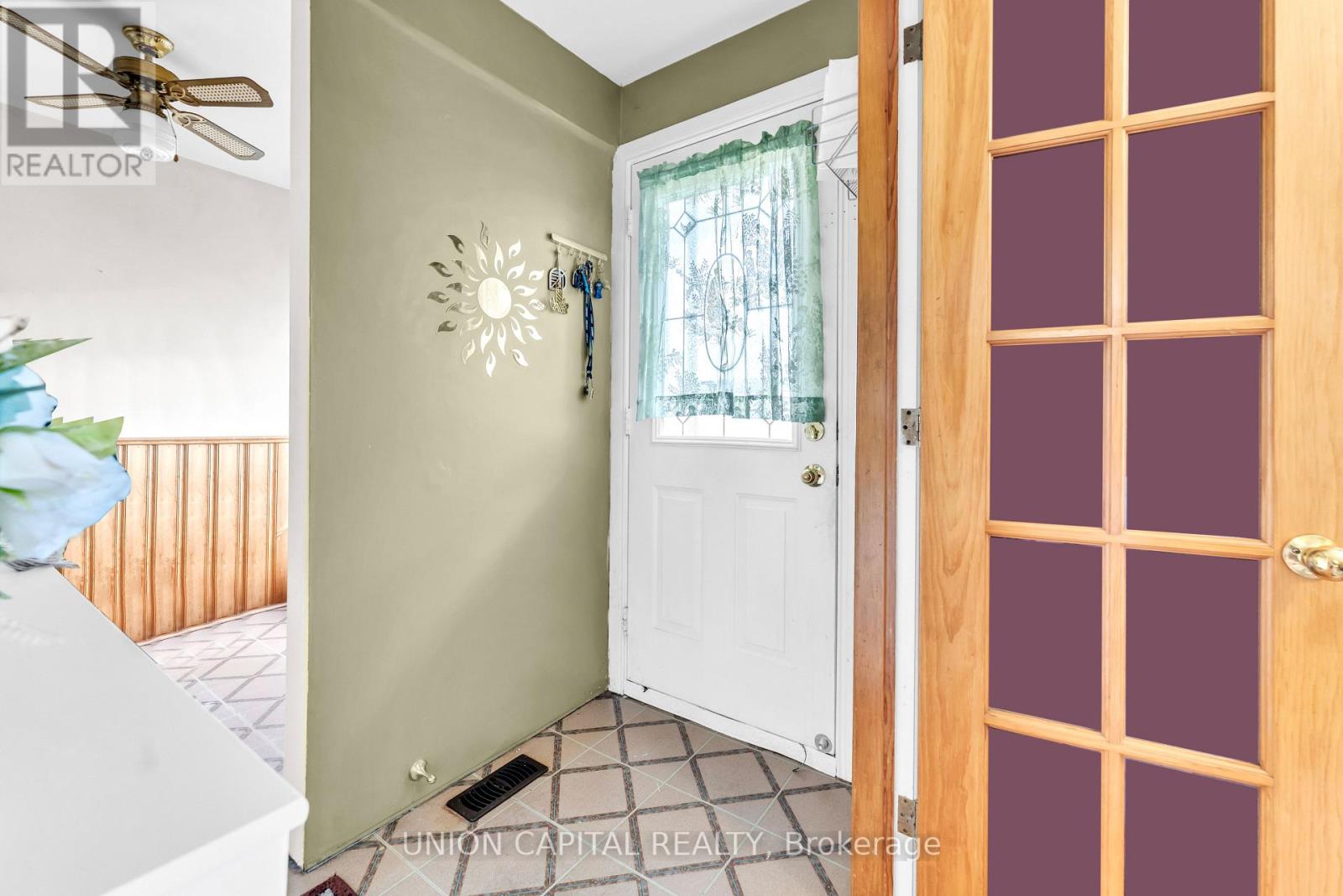 19 Ava Court, Brampton, Ontario  L6T 1L5 - Photo 3 - W12490280