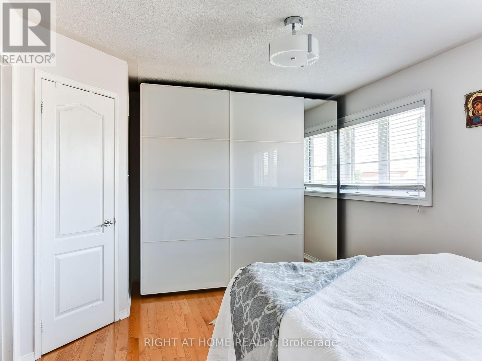 6118 Clover Ridge Court, Mississauga, Ontario  L5N 7B2 - Photo 10 - W12490302