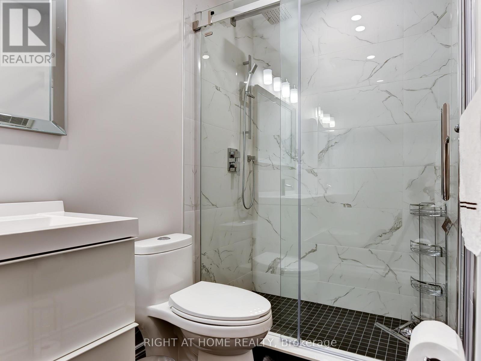 6118 Clover Ridge Court, Mississauga, Ontario  L5N 7B2 - Photo 11 - W12490302