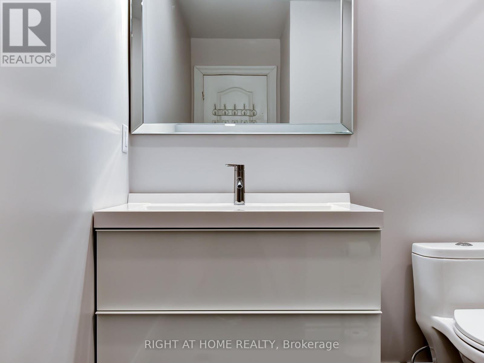 6118 Clover Ridge Court, Mississauga, Ontario  L5N 7B2 - Photo 12 - W12490302