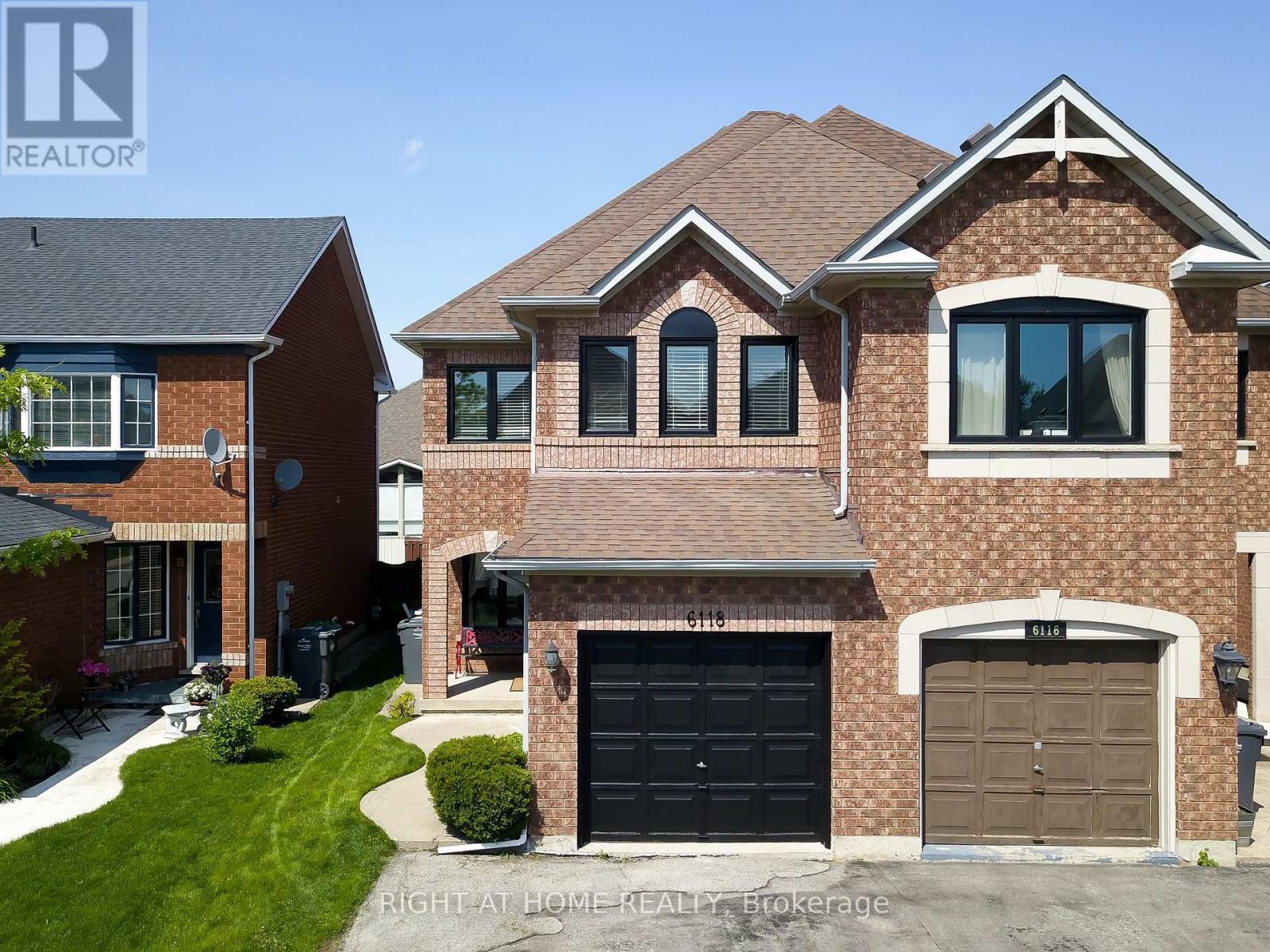 6118 Clover Ridge Court, Mississauga, Ontario  L5N 7B2 - Photo 2 - W12490302