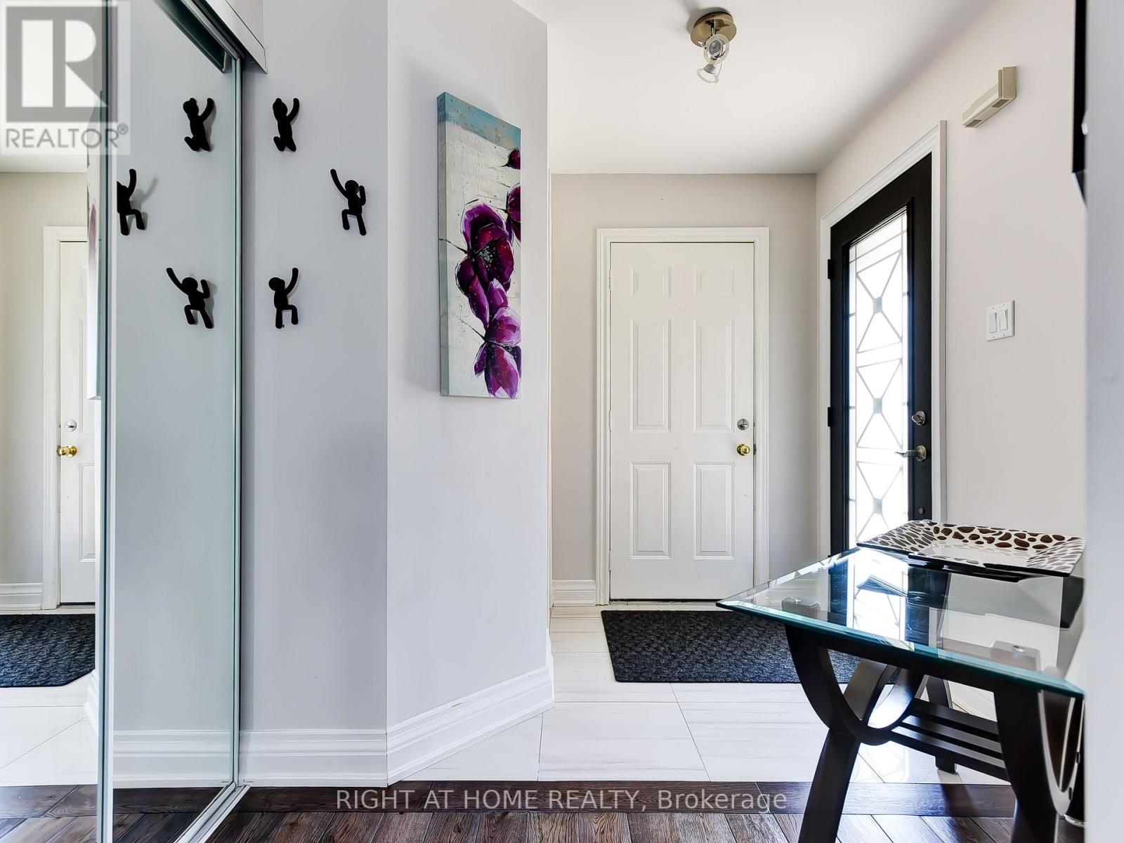 6118 Clover Ridge Court, Mississauga, Ontario  L5N 7B2 - Photo 3 - W12490302