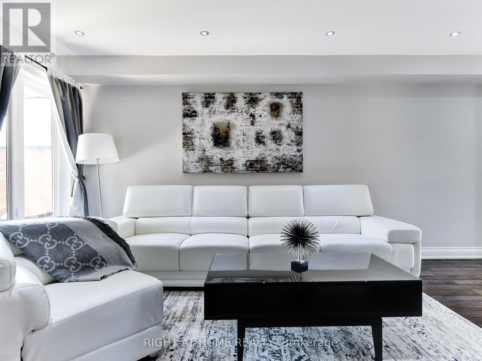 6118 Clover Ridge Court, Mississauga, Ontario  L5N 7B2 - Photo 4 - W12490302