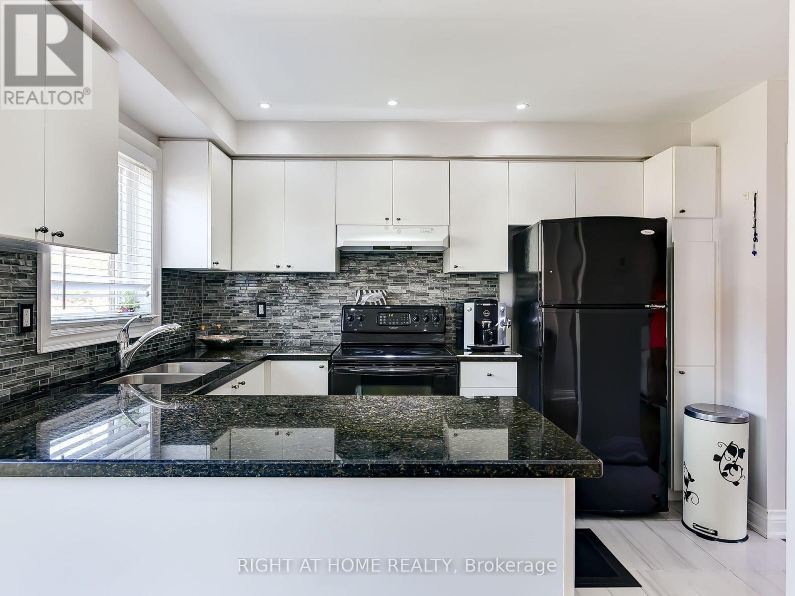 6118 Clover Ridge Court, Mississauga, Ontario  L5N 7B2 - Photo 5 - W12490302