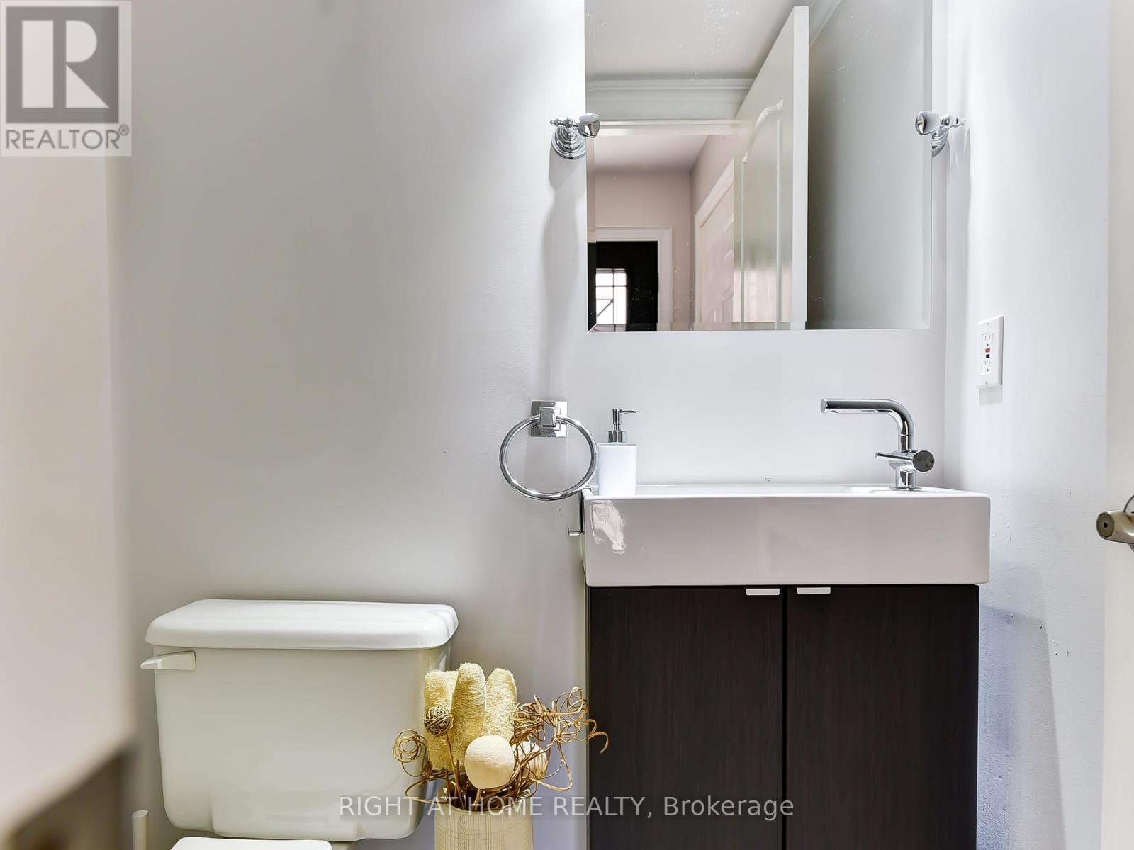 6118 Clover Ridge Court, Mississauga, Ontario  L5N 7B2 - Photo 8 - W12490302