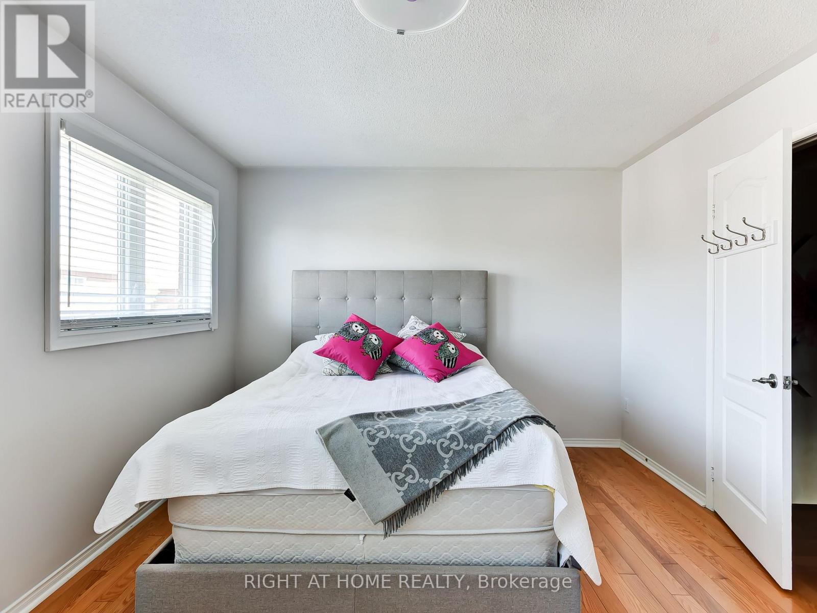 6118 Clover Ridge Court, Mississauga, Ontario  L5N 7B2 - Photo 9 - W12490302