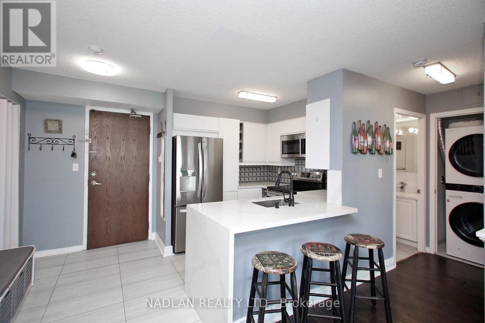 615 - 39 Oneida Crescent, Richmond Hill, Ontario  L4B 4T9 - Photo 4 - N12480752