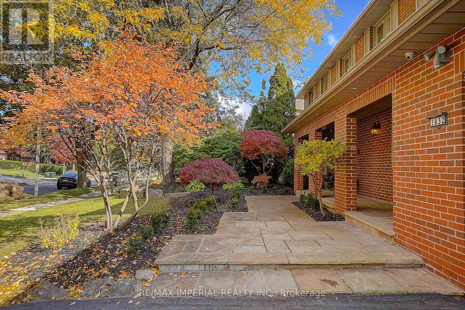 1832 Pine Siskin Court, Mississauga, Ontario  L5L 2Y3 - Photo 5 - W12490358