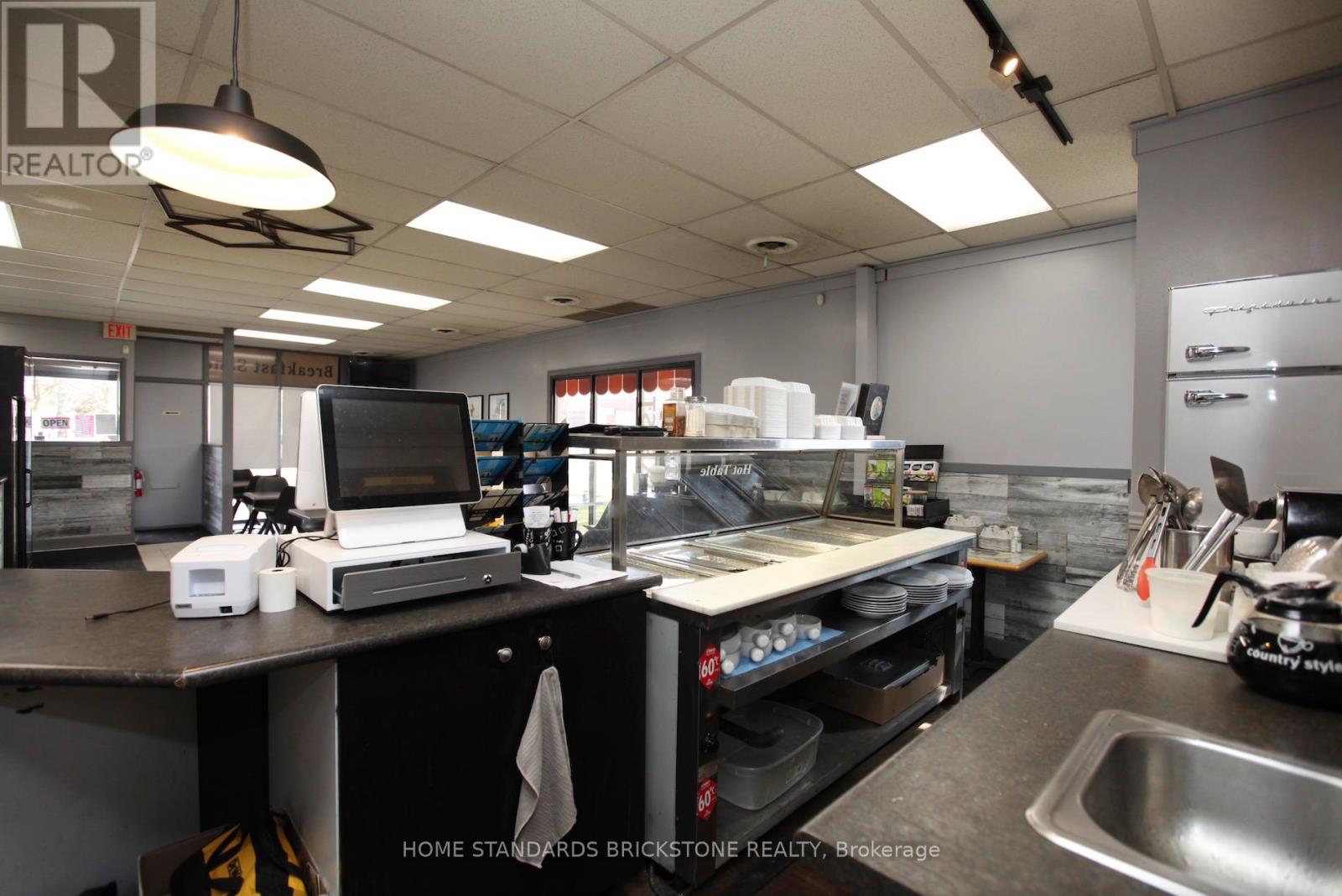 4069 Chesswood Drive, Toronto, Ontario  M3J 2R8 - Photo 6 - W12490360