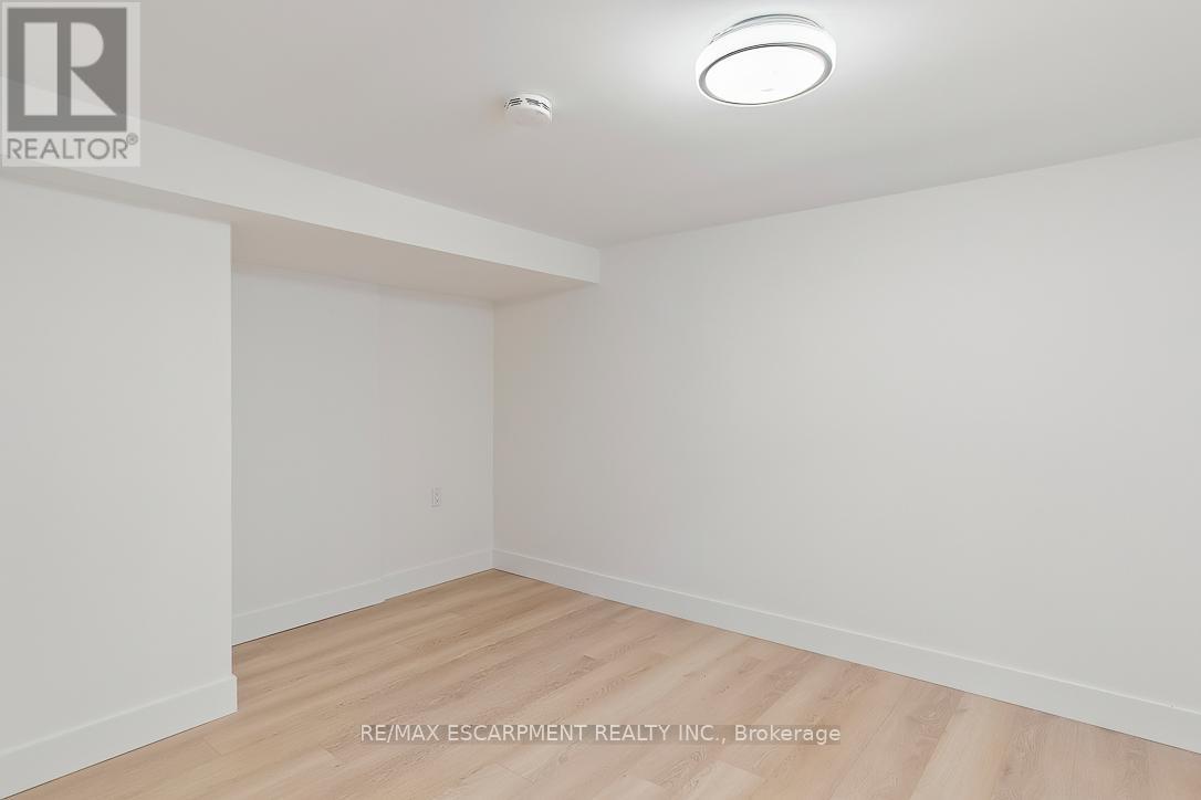 Lower - 206 Queen Street W, Mississauga, Ontario  L5H 1L6 - Photo 7 - W12490378