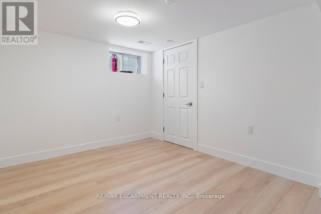 Lower - 206 Queen Street W, Mississauga, Ontario  L5H 1L6 - Photo 9 - W12490378