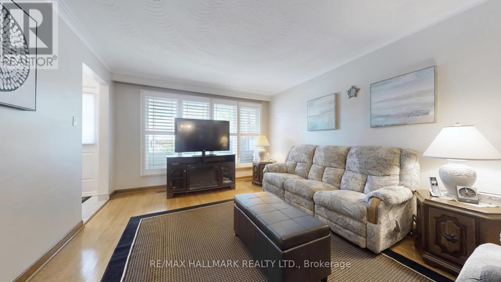 51 Wintergreen Road, Toronto, Ontario  M3M 2H9 - Photo 4 - W12490380