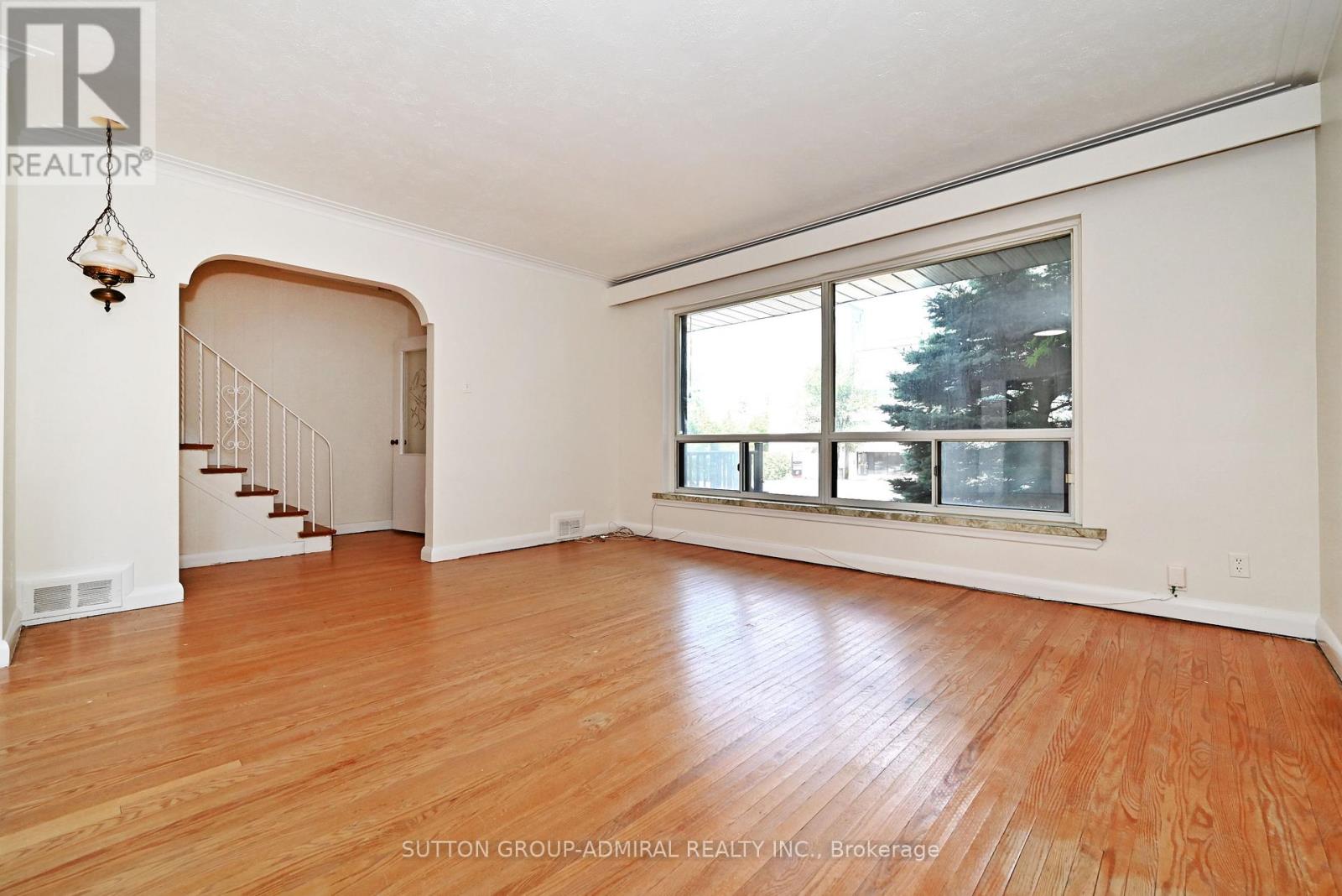 19 Skipton Court, Toronto, Ontario  M3M 2S9 - Photo 11 - W12490412