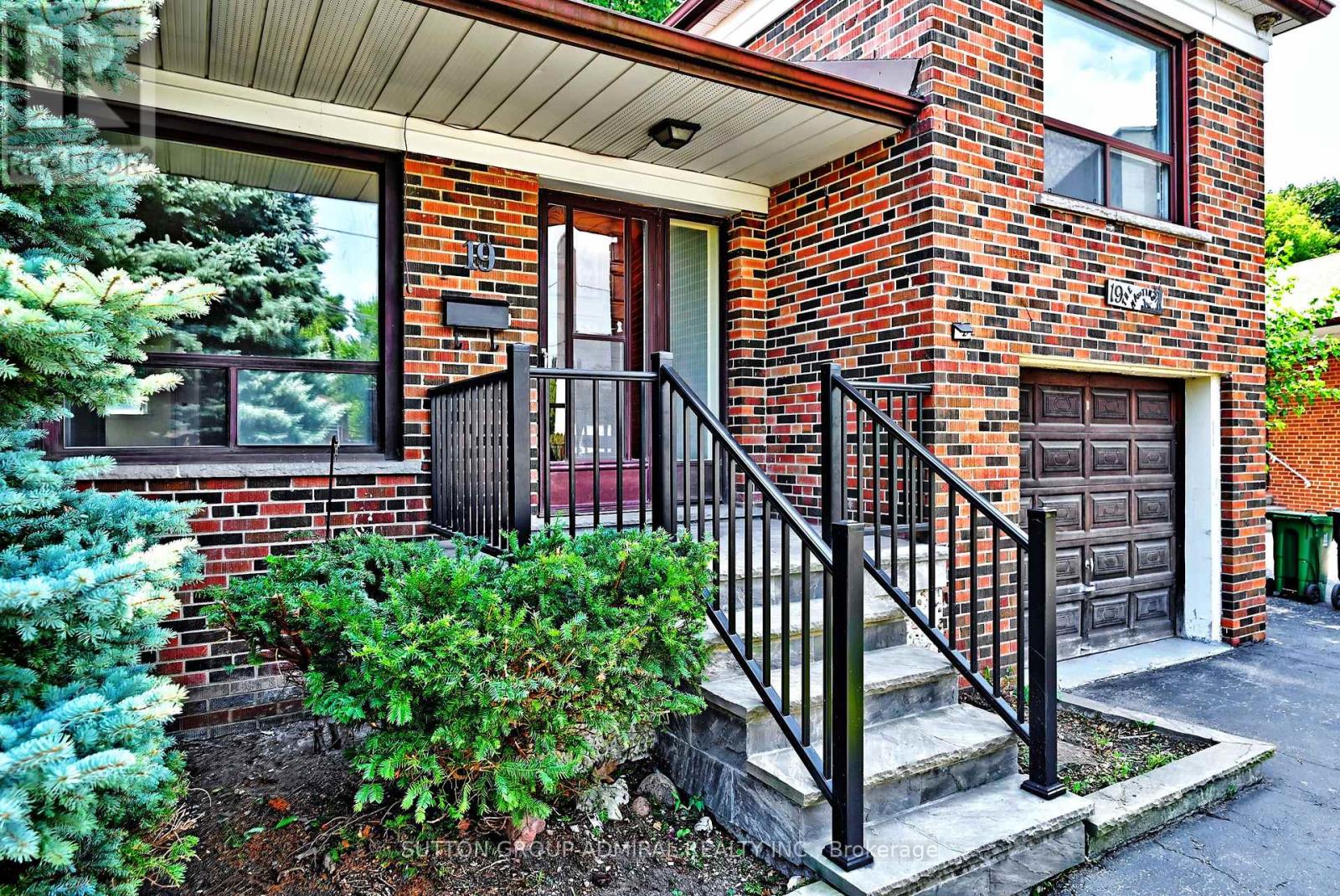 19 Skipton Court, Toronto, Ontario  M3M 2S9 - Photo 4 - W12490412
