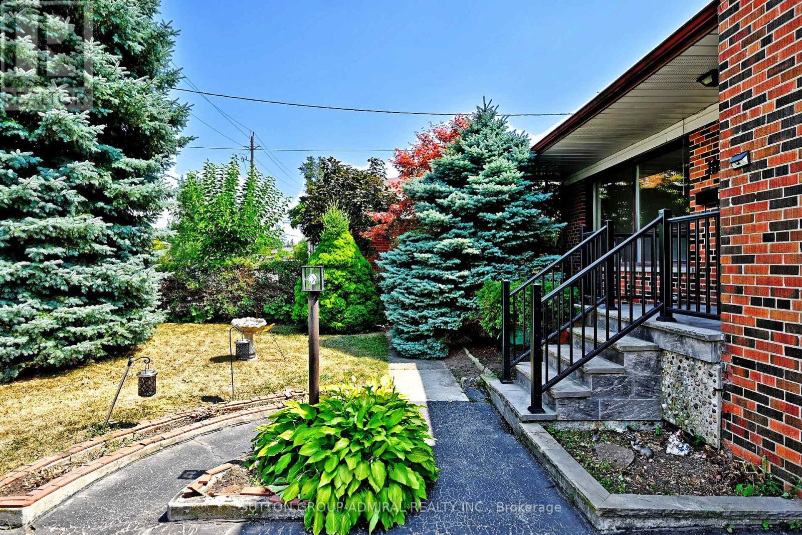 19 Skipton Court, Toronto, Ontario  M3M 2S9 - Photo 5 - W12490412