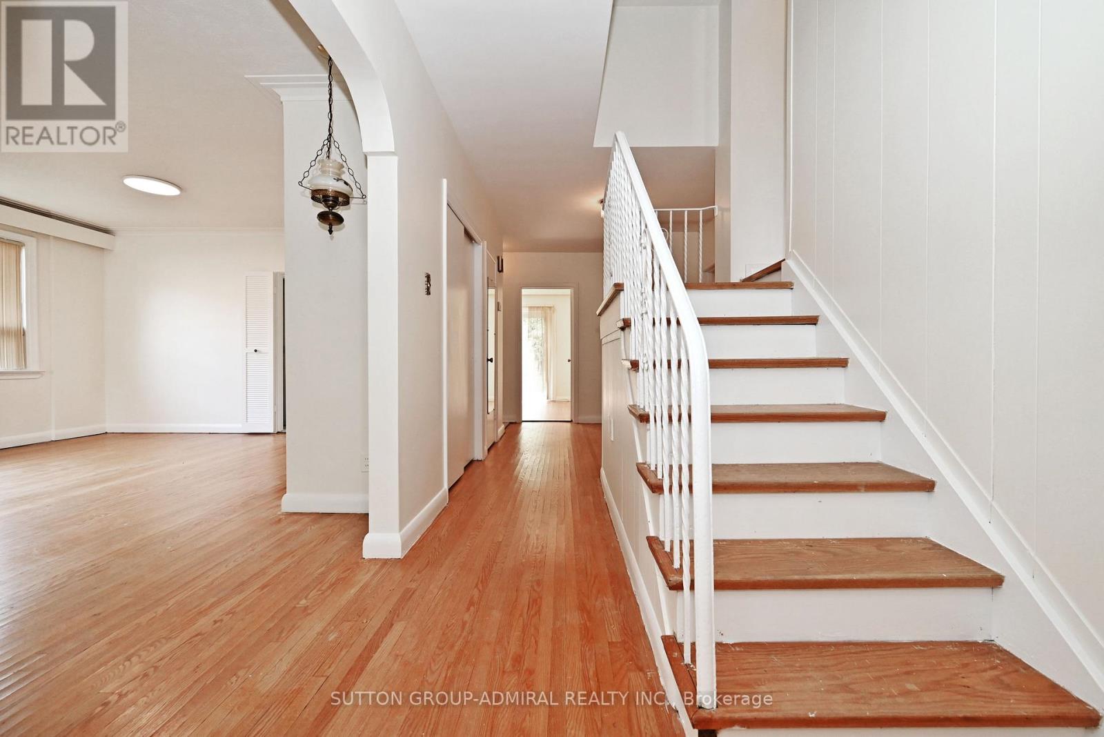 19 Skipton Court, Toronto, Ontario  M3M 2S9 - Photo 6 - W12490412