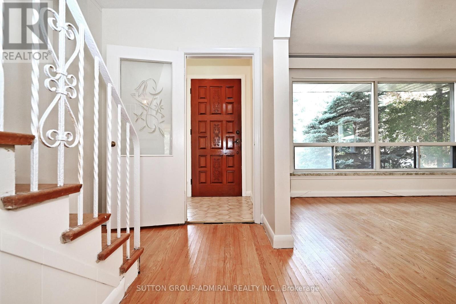 19 Skipton Court, Toronto, Ontario  M3M 2S9 - Photo 7 - W12490412