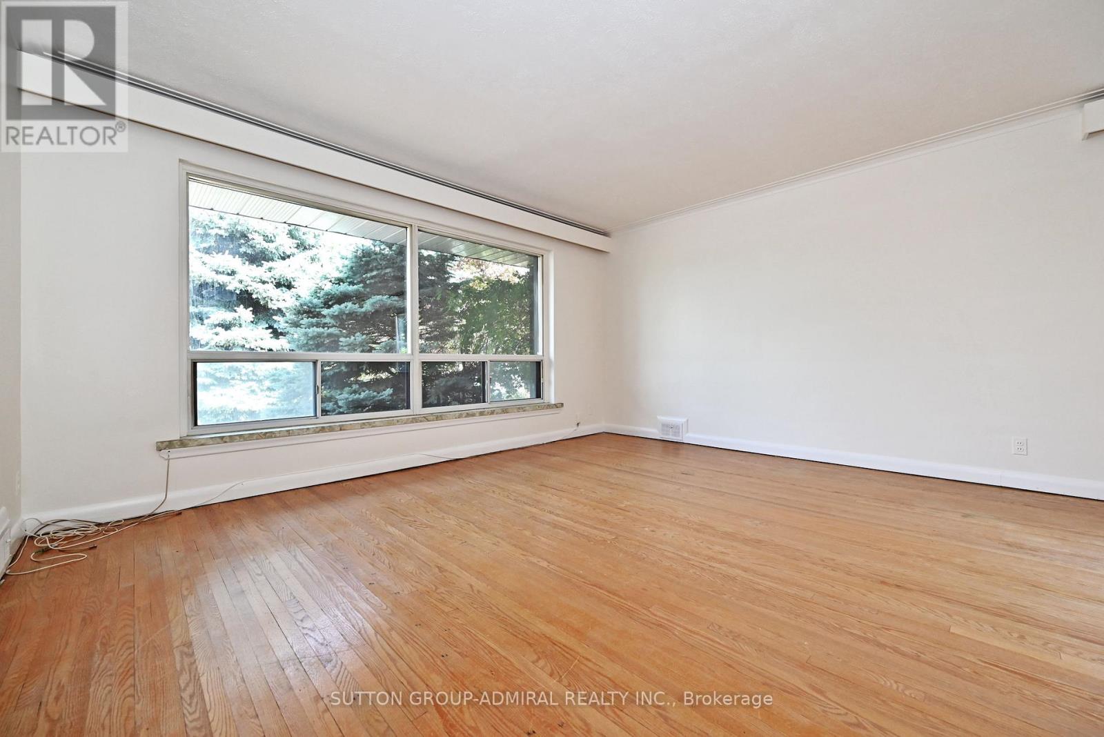 19 Skipton Court, Toronto, Ontario  M3M 2S9 - Photo 8 - W12490412