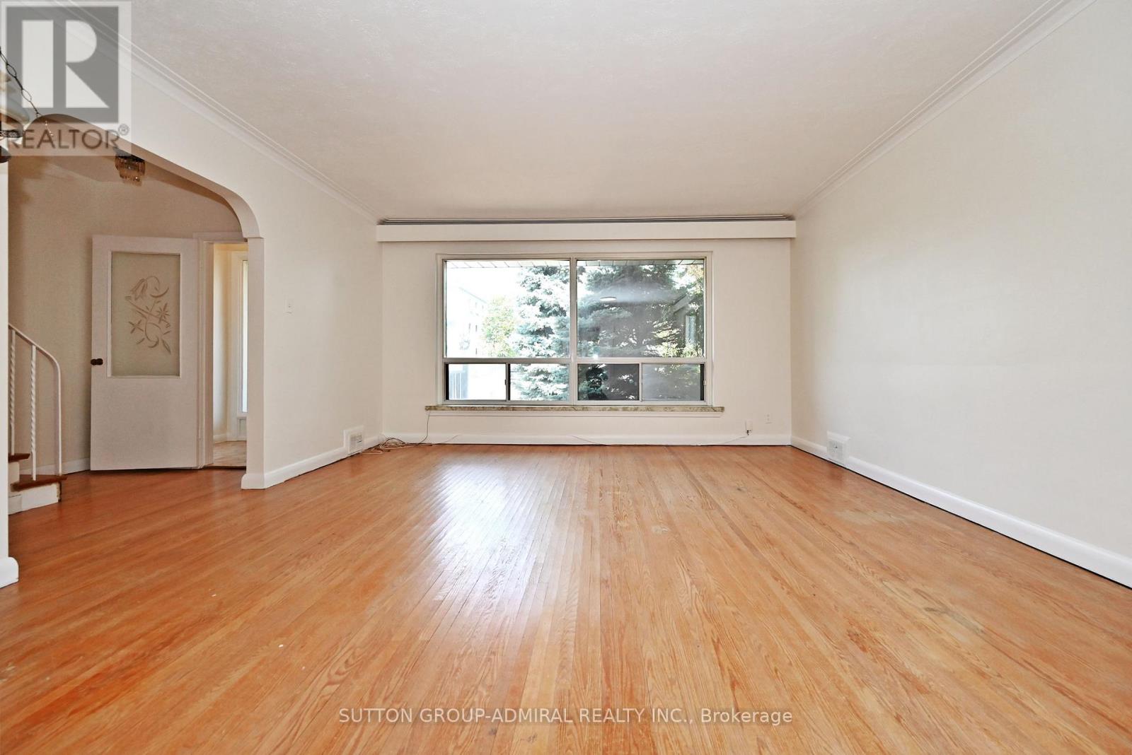 19 Skipton Court, Toronto, Ontario  M3M 2S9 - Photo 9 - W12490412