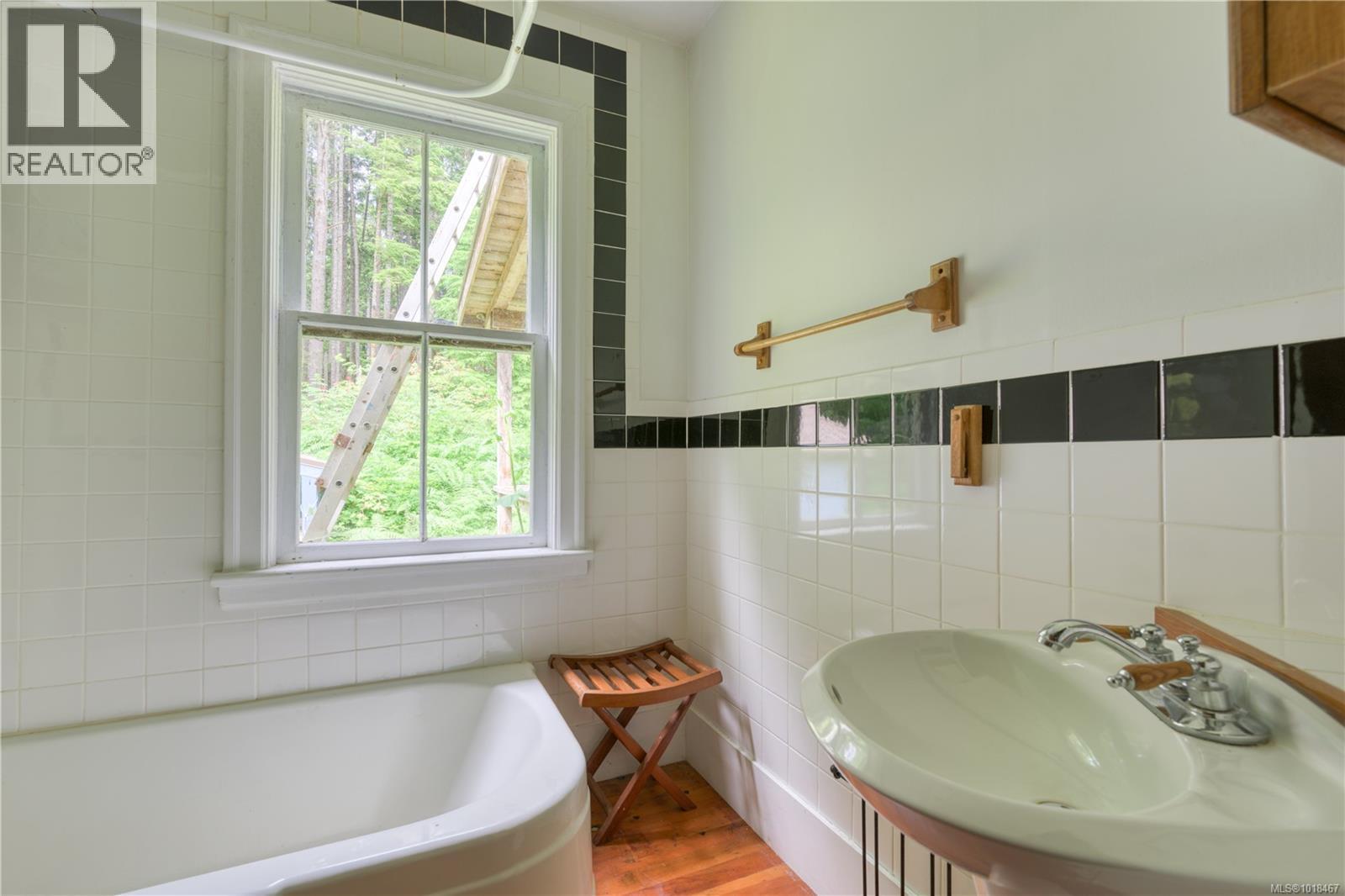 W580 Quatsino Rd, Quatsino, British Columbia  V0N 2V0 - Photo 11 - 1018467