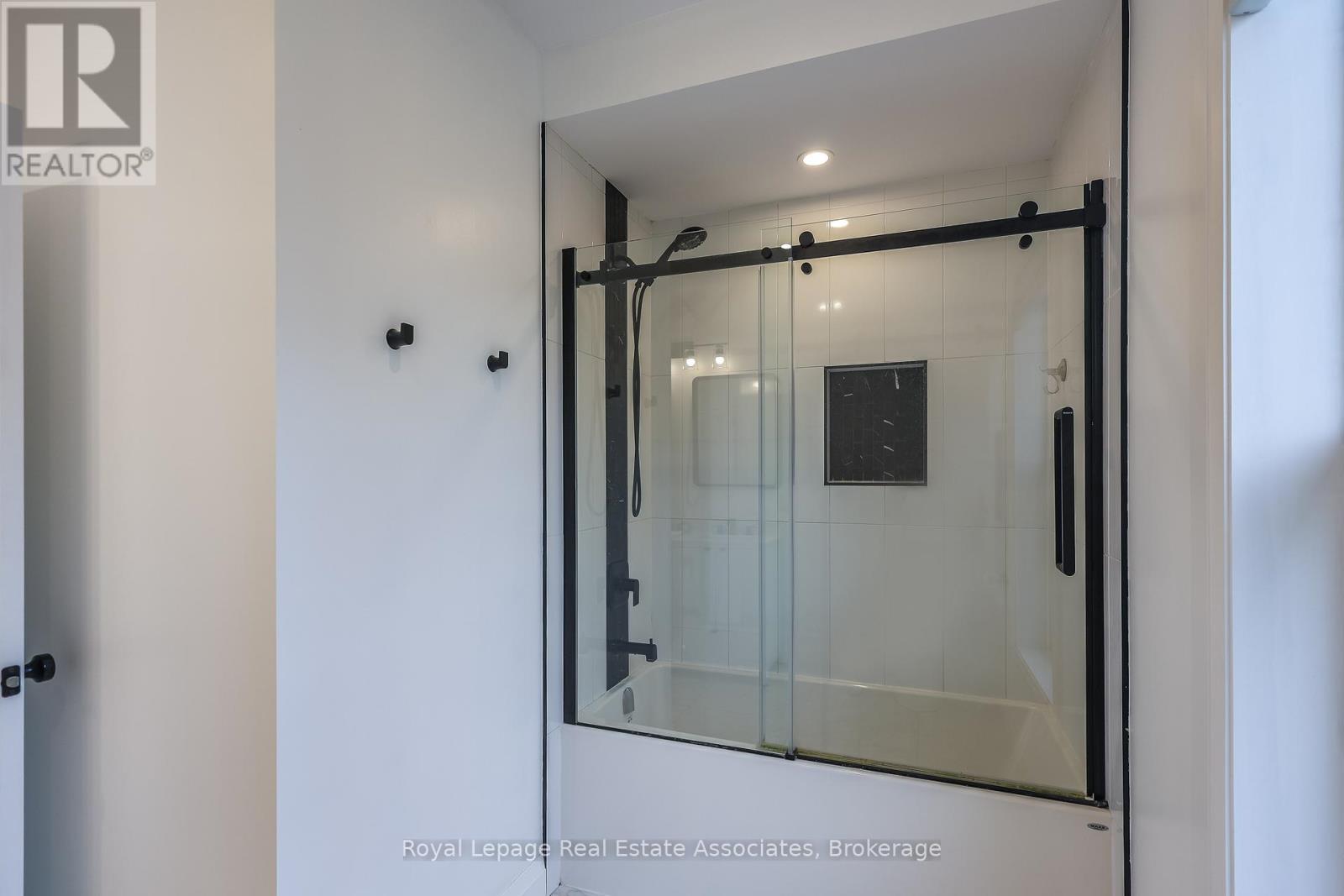 211 John Street N, Hamilton (Beasley), Ontario  L8L 4P4 - Photo 23 - X12490272