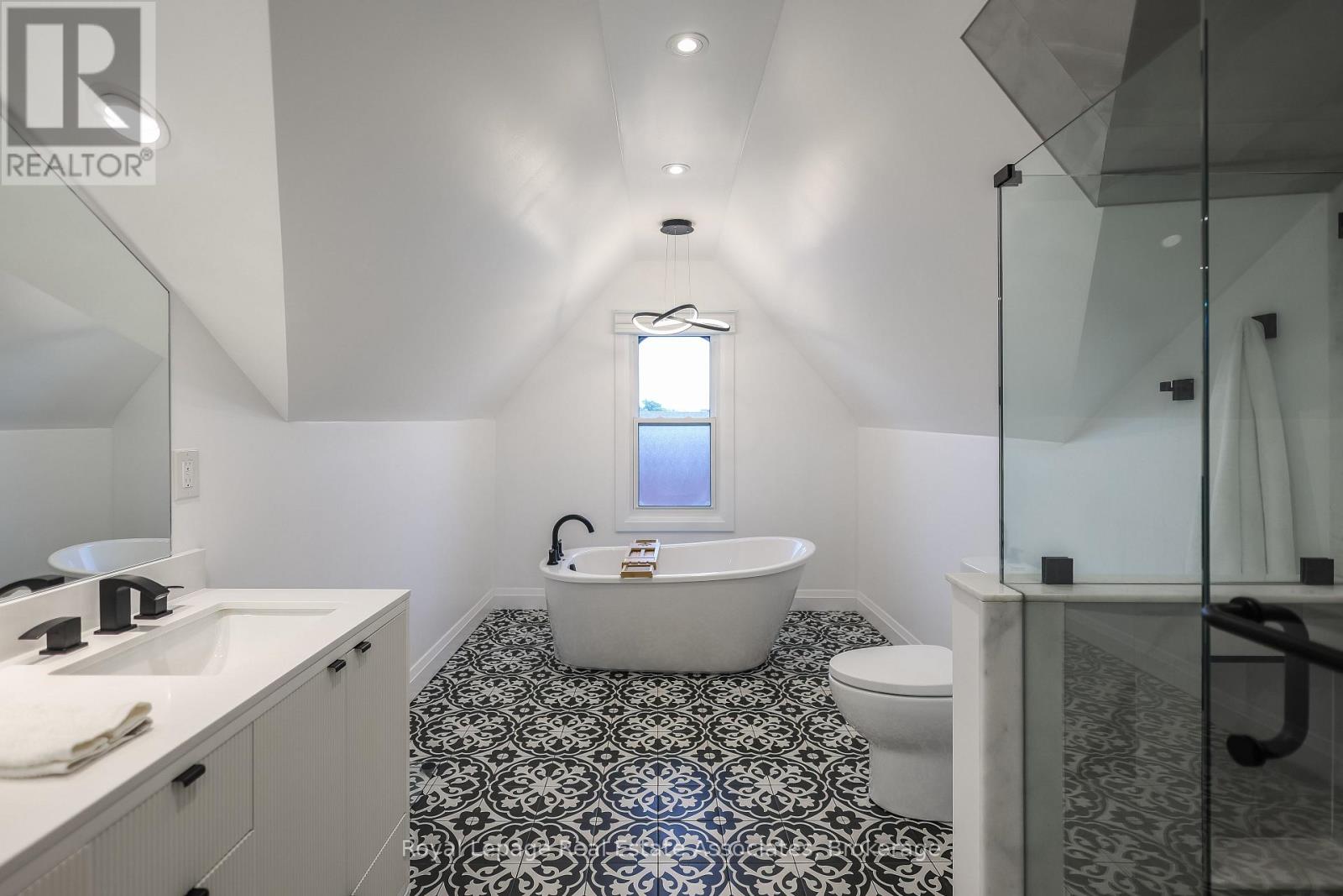 211 John Street N, Hamilton (Beasley), Ontario  L8L 4P4 - Photo 33 - X12490272