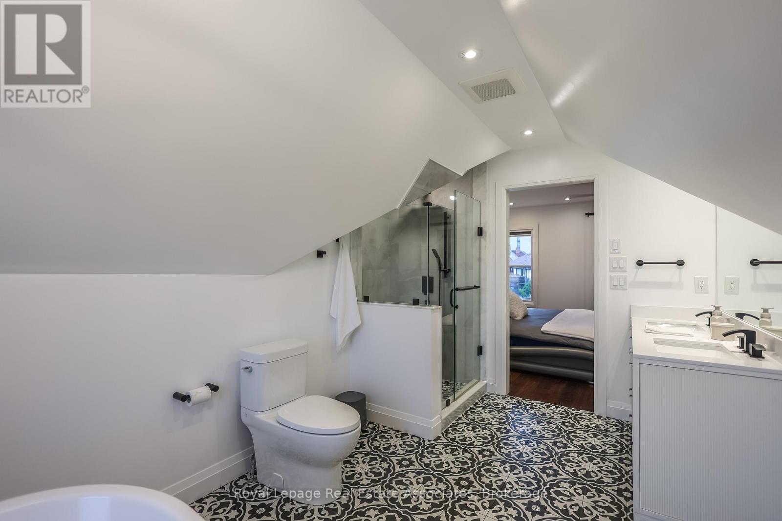 211 John Street N, Hamilton (Beasley), Ontario  L8L 4P4 - Photo 35 - X12490272