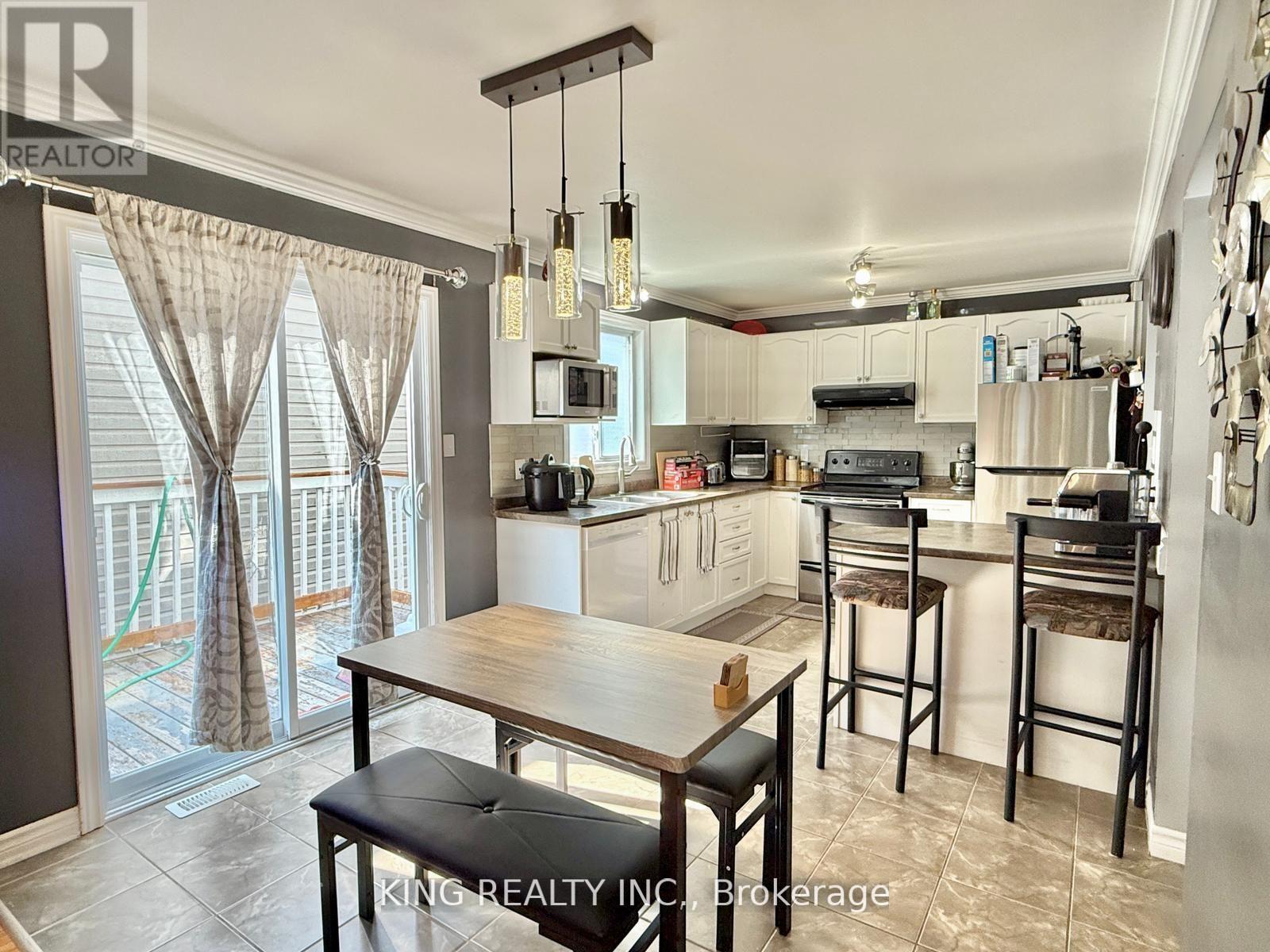 196 Crimson Crescent, London East, Ontario  N5W 6G1 - Photo 3 - X12490416