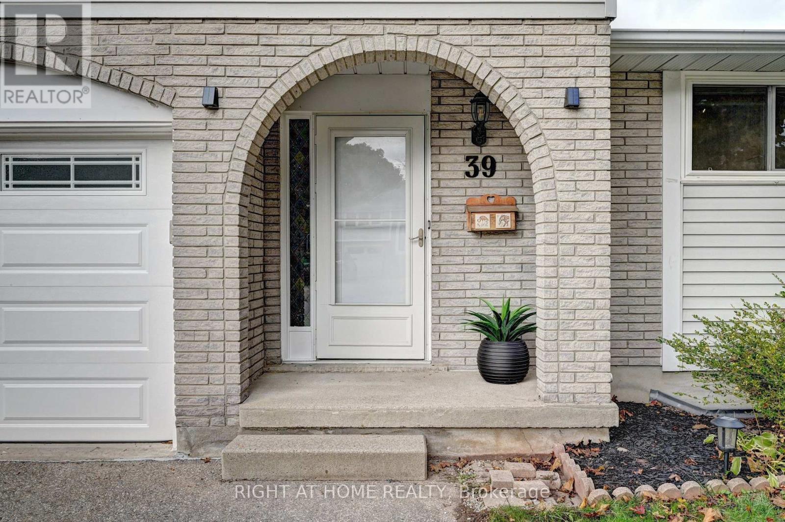 39 Southwood Drive, Kitchener, Ontario  N2E 2E6 - Photo 3 - X12490438