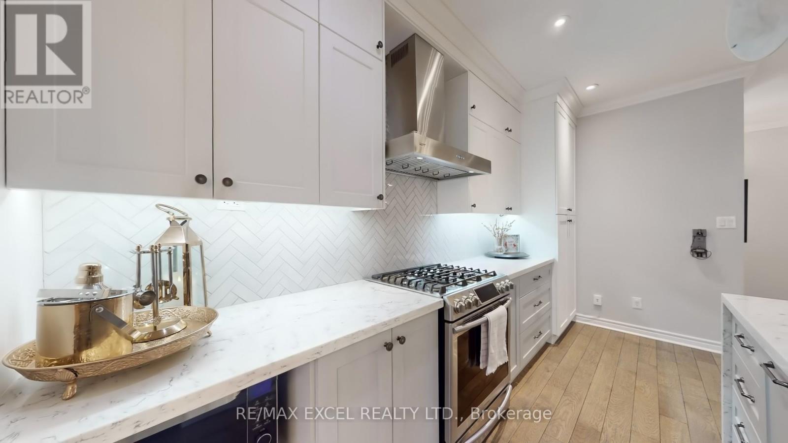 87 The Fairways, Markham, Ontario  L6C 2A7 - Photo 11 - N12489420